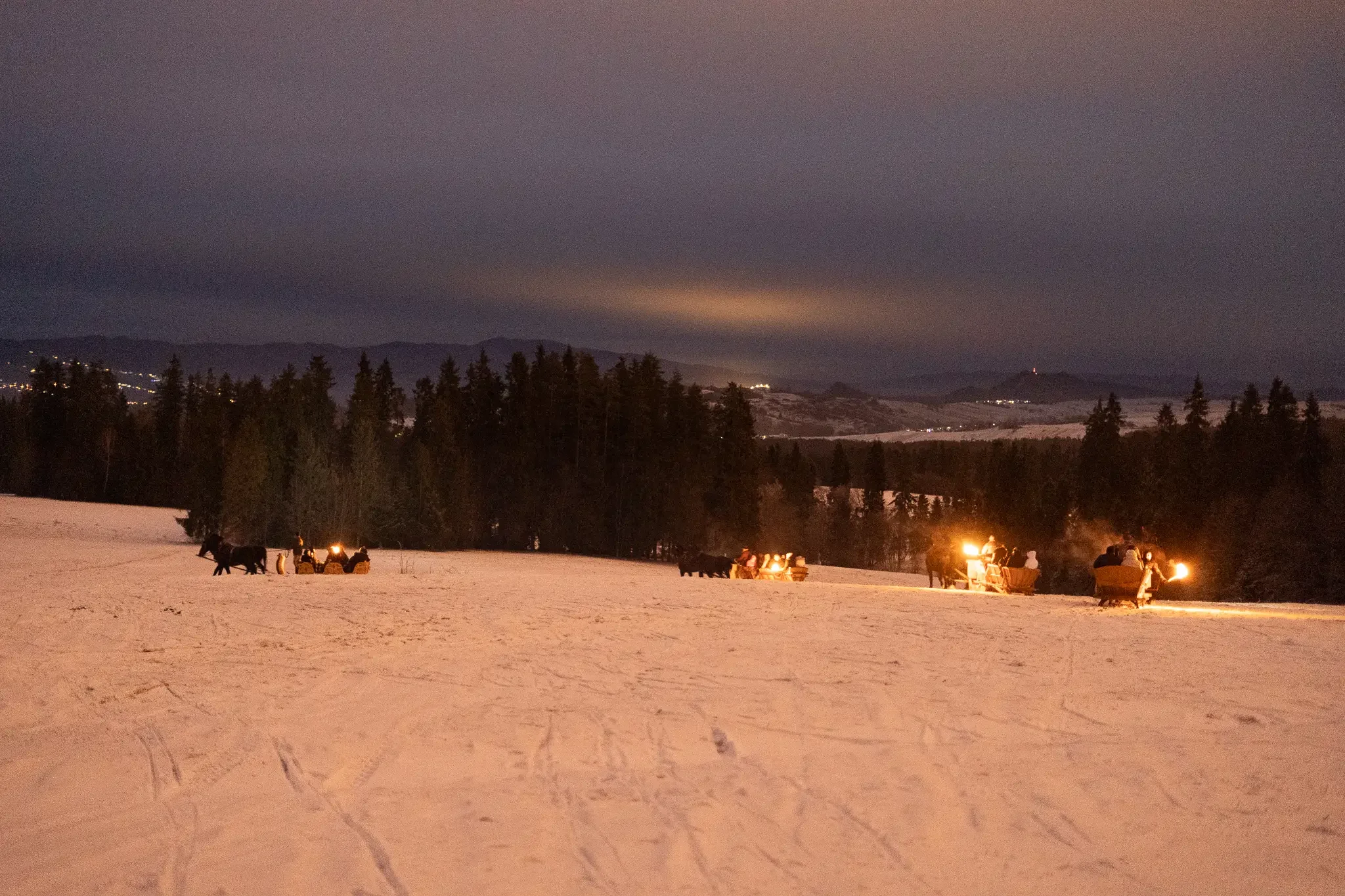 Góralski kulig w zimowym krajobrazie
